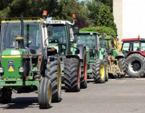 Decenas de tractores saíron este mércores cara ás cidades en caravana