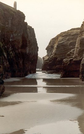 A praia de Augas Santas aparece como "Playa de las Catedrales"