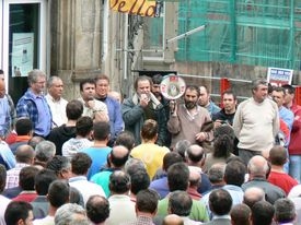 A construción nas comarcas pontevedresas leva tempo reclamando melloras laborai. Na imaxe unha concentración o pasado mes maio