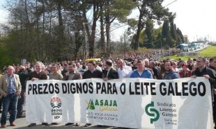 Os gandeiros protagonizaron mobilizacións fronte as empresas