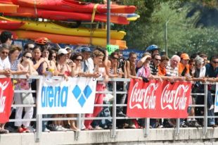 Os participantes atendendo aos organizadores (arriba) e o público no Paseo Marítimo (sobre estas liñas)