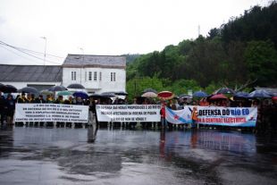 Na pasada fin de semana, veciños, ecoloxistas e pescadores manifestáronse en Ribeira de Piquín (clica para ampliar)