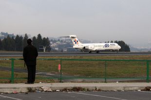 Ollando como despegan os avións en Alvedro / Flickr: wicho