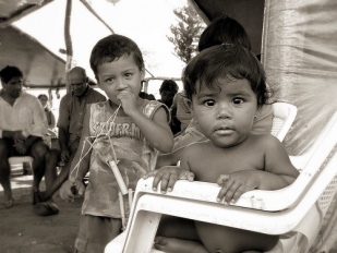 Meniños ollando á cámara / Flickr: Libertinus